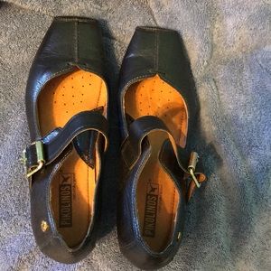 Pikolinos women’s shoe with low heel. Barely worn